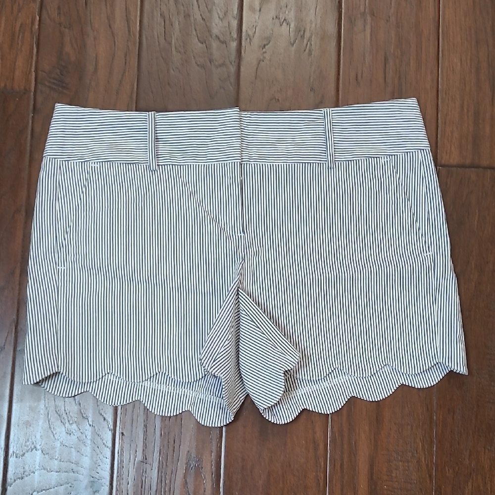 Ann Taylor Blue & White Pinstriped Scalloped Hem Shorts size 10
